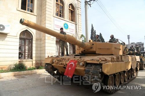 지난해 3월 시리아 북부 쿠르드족 도시 아프린으로 진격한 터키군 탱크 [EPA=연합뉴스]